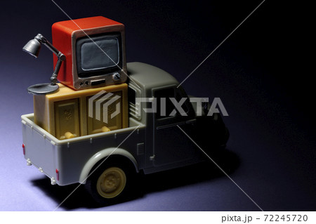 オート三輪のおもちゃやテレビなどのミニチュア模型を使って引っ越しや夜逃げのイメージ撮影 72245720