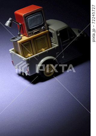 オート三輪のおもちゃやテレビなどのミニチュア模型を使って引っ越しや夜逃げのイメージ撮影 72245727