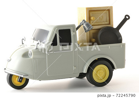 オート三輪のおもちゃなどのミニチュア模型を使って引っ越し等のイメージ撮影（白背景） 72245790