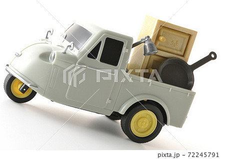 オート三輪のおもちゃなどのミニチュア模型を使って引っ越し等のイメージ撮影（白背景） 72245791