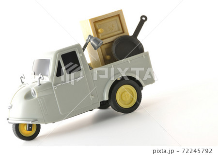 オート三輪のおもちゃなどのミニチュア模型を使って引っ越し等のイメージ撮影（白背景） 72245792