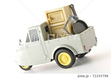 オート三輪のおもちゃなどのミニチュア模型を使って引っ越し等のイメージ撮影（白背景） 72245798