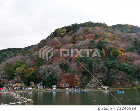 京都 嵐山 紅葉の嵐山と大堰川(初冬) 京都 嵐山 紅葉の嵐山と大堰川(初冬) 72245934