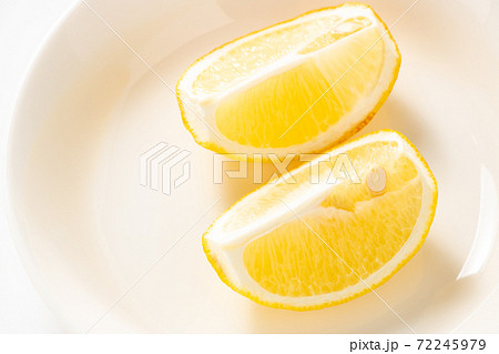 レモンのくし切り。(白皿・白バック) レモンのくし切り。(白皿・白バック) 72245979