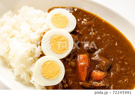 ゆで卵カレー スライスゆで卵トッピングビーフカレーライス の写真素材