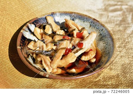 家庭菜園の収穫大根で作った、はりはり漬け。割干し。漬物。家庭料理。食べ物イメージ素材 家庭菜園の収穫大根で作った、はりはり漬け。割干し。漬物。家庭料理。食べ物イメージ素材 72246005