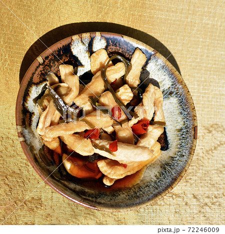 家庭菜園の収穫大根で作った、はりはり漬け。割干し。漬物。家庭料理。食べ物イメージ素材 家庭菜園の収穫大根で作った、はりはり漬け。割干し。漬物。家庭料理。食べ物イメージ素材 72246009
