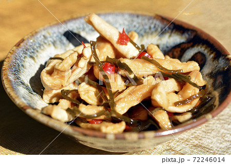 家庭菜園の収穫大根で作った、はりはり漬け。割干し。漬物。家庭料理。食べ物イメージ素材 家庭菜園の収穫大根で作った、はりはり漬け。割干し。漬物。家庭料理。食べ物イメージ素材 72246014