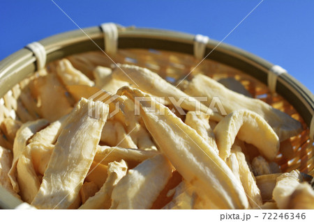 家庭菜園の収穫大根の割り干し。漬物用。食べ物イメージ素材 家庭菜園の収穫大根の割り干し。漬物用。食べ物イメージ素材 72246346
