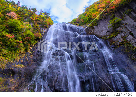 日本の滝100選　安の滝の紅葉 72247450