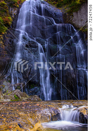 日本の滝100選　安の滝の紅葉 72247456