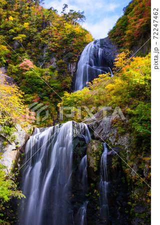 日本の滝100選　安の滝の紅葉 72247462