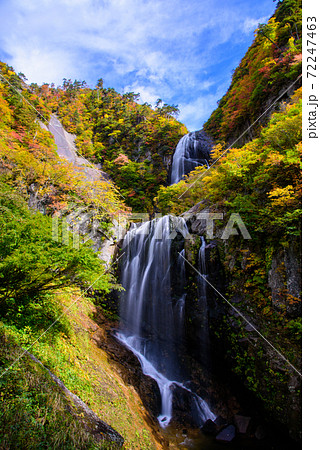日本の滝100選　安の滝の紅葉 72247463