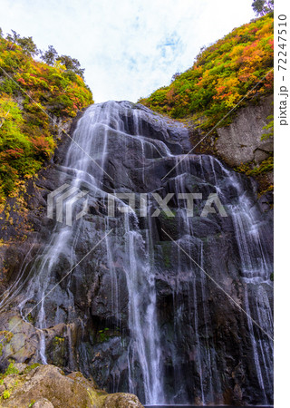 日本の滝100選　安の滝の紅葉 72247510