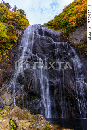 日本の滝100選　安の滝の紅葉 72247511