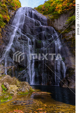 日本の滝100選　安の滝の紅葉 72247513
