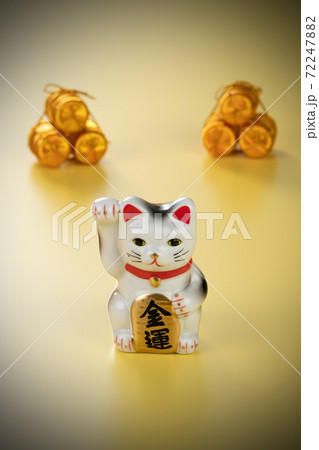 招き猫と米俵の置物 72247882