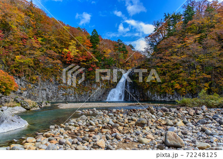 秋の法体の滝 72248125