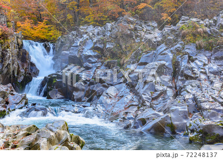 秋の法体の滝 72248137