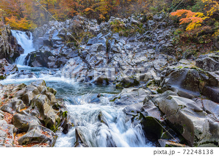 秋の法体の滝 72248138