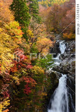 秋の法体の滝 72248144