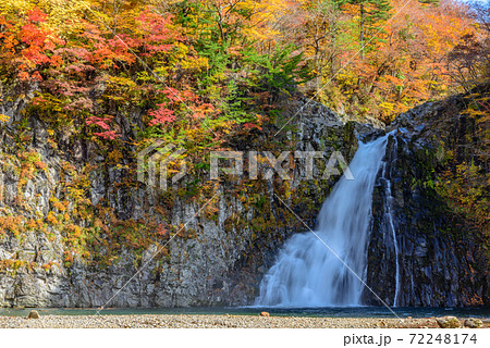 秋の法体の滝 72248174