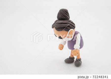 手作り粘土の肩を落とすOL 72248341