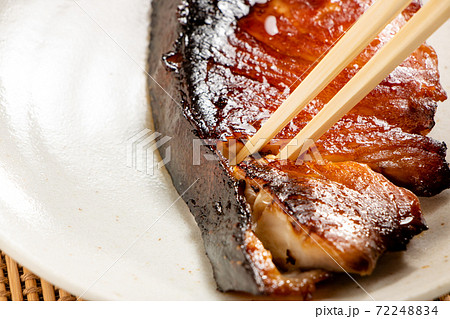 焼き魚(鰤(ブリ)の照り焼き)と箸。 焼き魚(鰤(ブリ)の照り焼き)と箸。 72248834
