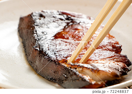 焼き魚(鰤(ブリ)の照り焼き)と箸。 72248837