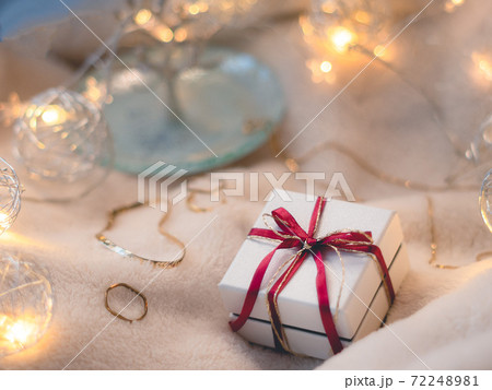 秋冬アクセサリーのギフト・プレゼントボックス。贈り物のイメージ。 秋冬アクセサリーのギフト・プレゼントボックス。贈り物のイメージ。 72248981