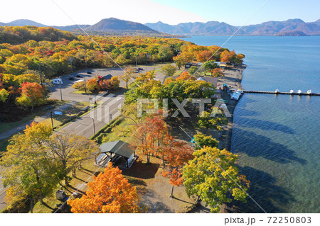 屈斜路湖湖畔の紅葉の空撮 72250803