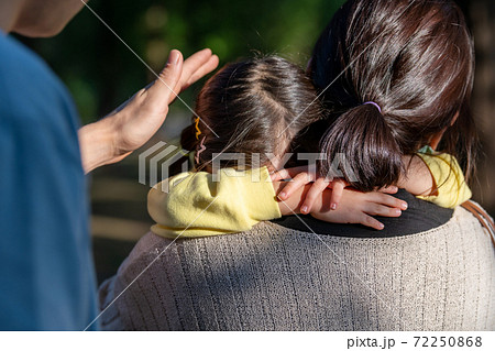 子供 公園 ママ 72250868