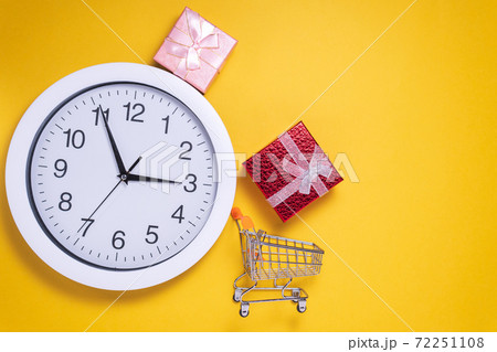 time to buy, gift boxes. Sales. Copy space. concept of gifts and purchases. copyspace 72251108