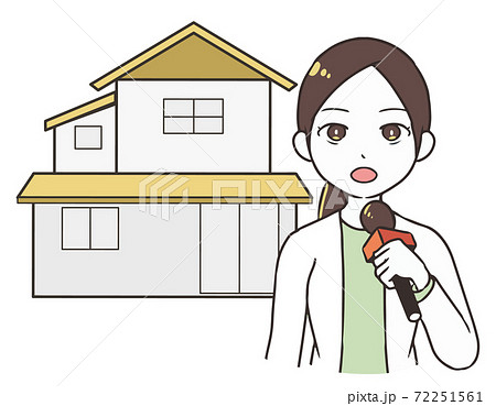家を取材するリポーター　女性 72251561
