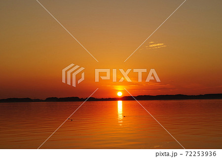 師走の夕焼け　金色に輝く茨城県霞ヶ浦の夕陽　晩秋の風景 72253936