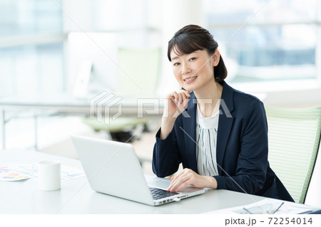 オフィスで笑顔で仕事をする女性のポートレート ビジネスの写真素材