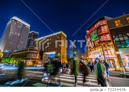 日本の横浜都市景観 師走。横浜ワールドポーターズや横浜ランドマークタワーなどを望む＝12月6日 72254426