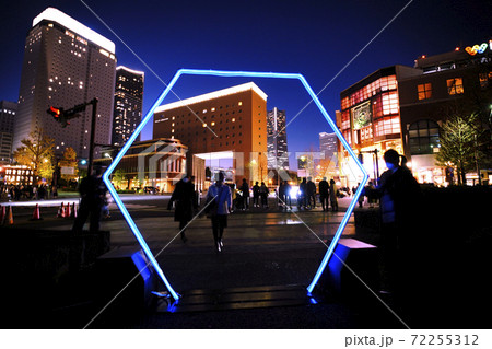 日本の横浜都市景観　青く幻想的に光る六角形のゲート。（奥に横浜ランドマークタワーなど）＝12月6日 72255312