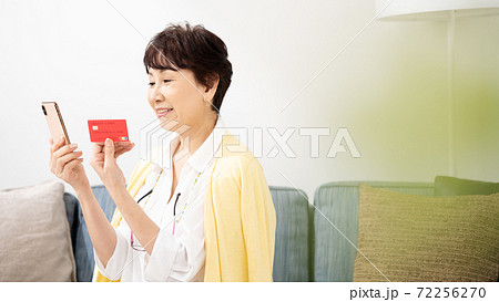 スマホとカードを持つ女性 笑顔 スマホとカードを持つ女性 笑顔 72256270