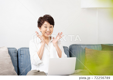 笑顔の女性 ノートパソコン リモート 笑顔の女性 ノートパソコン リモート 72256789