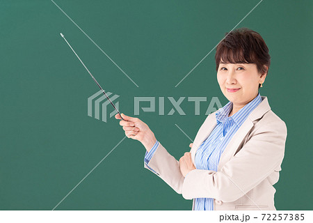 指示棒を持つ女性 黒板の写真素材
