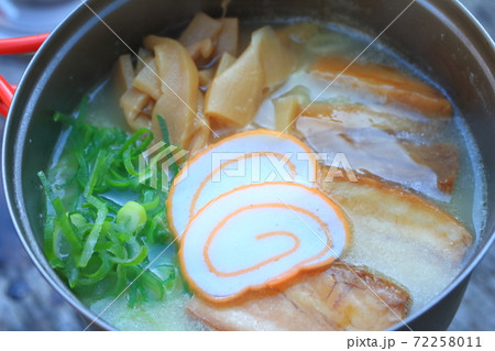 登山で作るインスタントラーメン 登山で作るインスタントラーメン 72258011