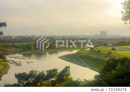 初夏の夕暮れに癒される多摩川台公園から見る多摩川の眺望 風景 の写真素材