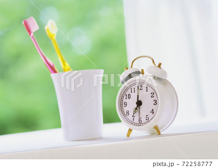 目覚まし時計と歯ブラシ 72258777