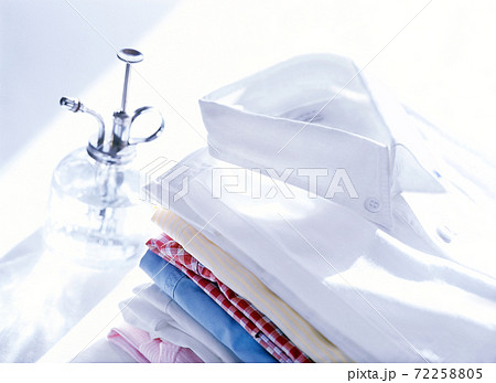 シャツと霧吹き 72258805