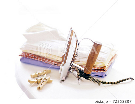 アイロンとシャツ 72258807