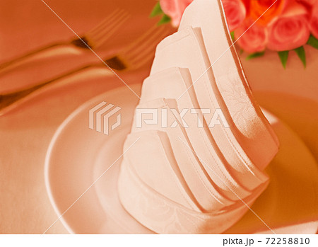 皿のナプキンとブーケ 72258810