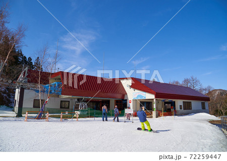 群馬県 冬の丸沼高原の日光白根山ロープウェイ山麓駅 群馬県 冬の丸沼高原の日光白根山ロープウェイ山麓駅 72259447
