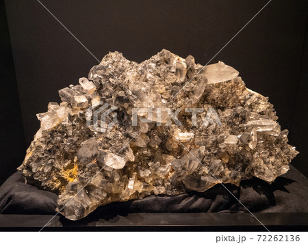 アメリカで採掘された水晶の群晶 72262136