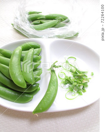 スナップエンドウのスジを取る　料理の下ごしらえ 72264100